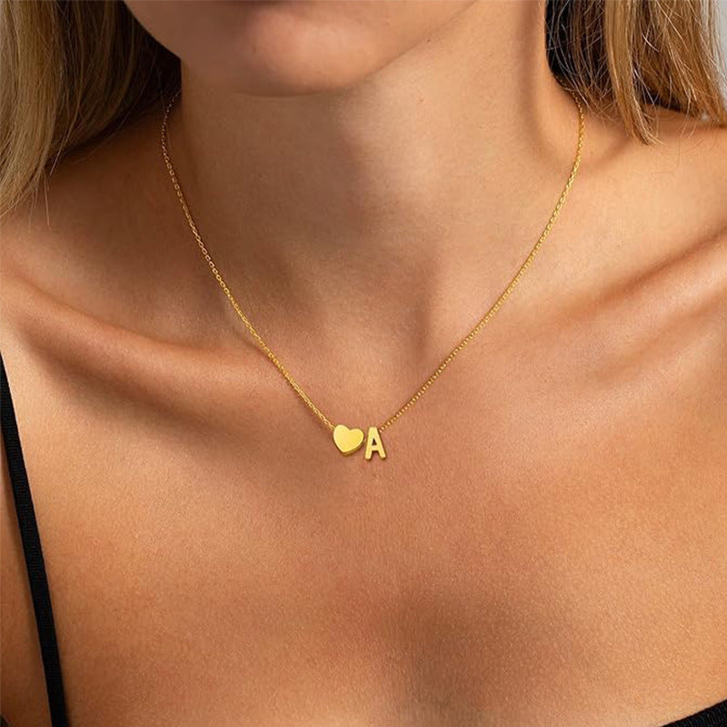 kärlekshalsband i rostfritt stål med valfri bokstav A–Z