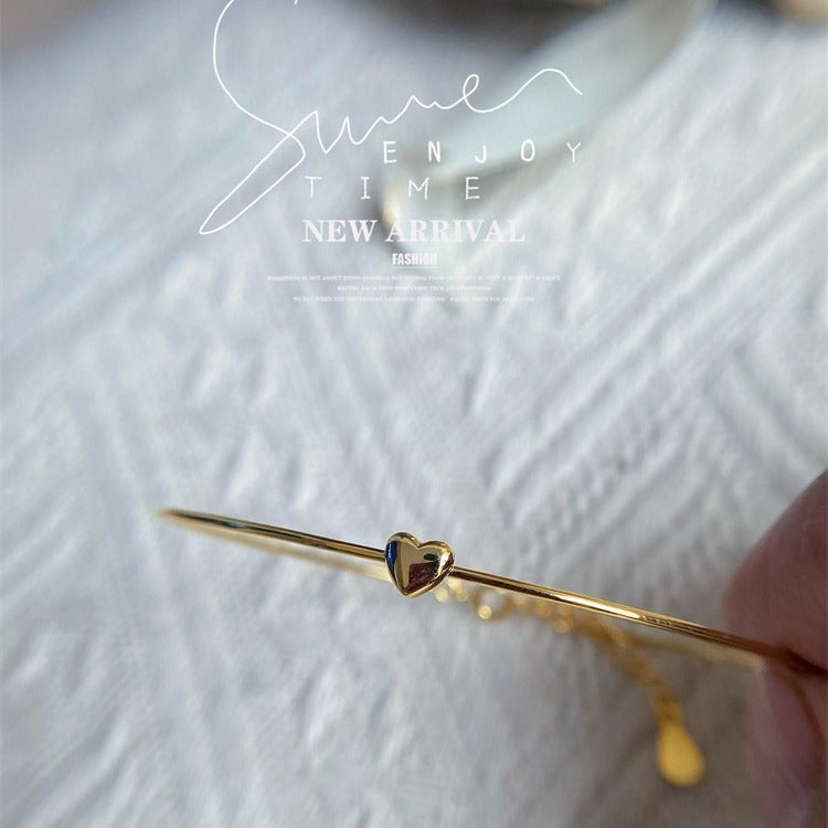 Elegant koreanskt armband i 925 sterlingsilver med glänsande finish och exklusiv design.