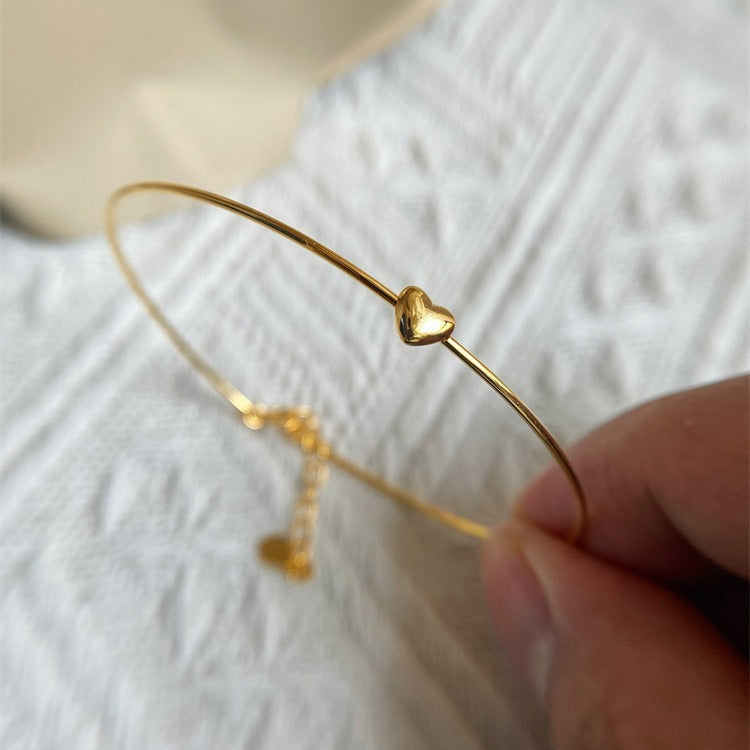 Elegant koreanskt armband i 925 sterlingsilver med glänsande finish och exklusiv design.